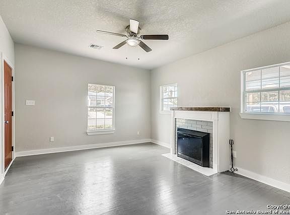 4th image of 2735 E Houston St