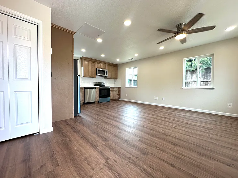 404 Albrecht St — Photo 6