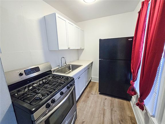 4th image of 211 Parsells Ave