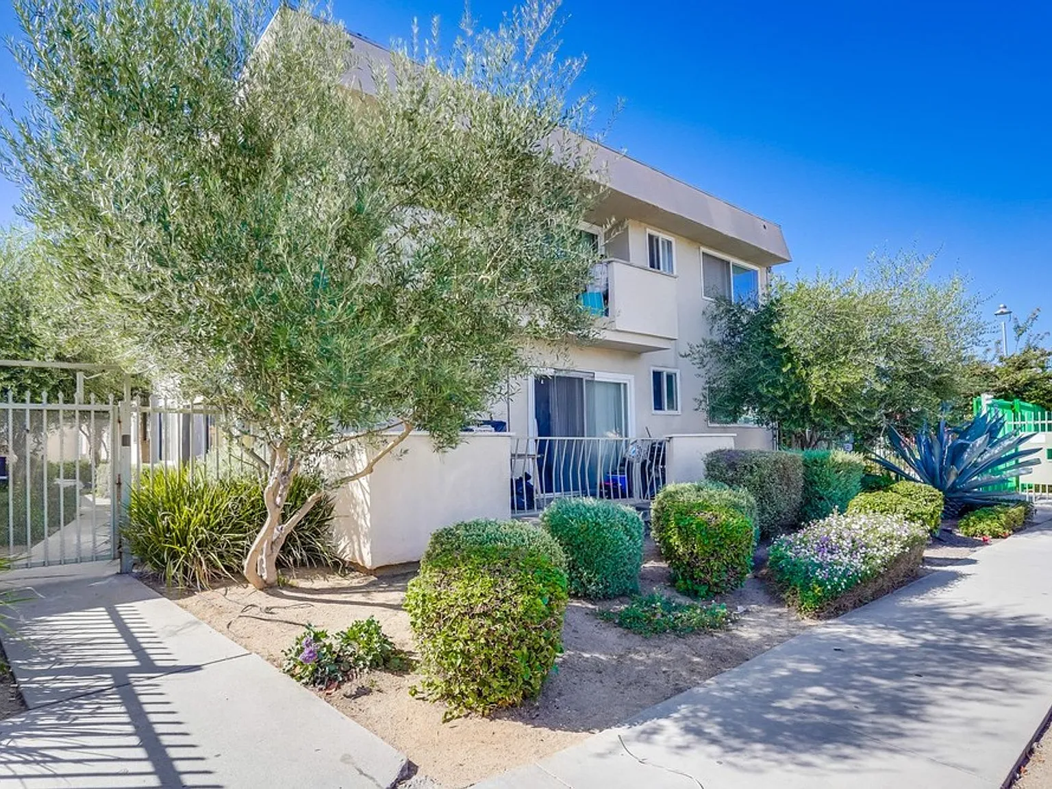 Gated, MidCentury MultiFamily Property near Metro Access and Victoria Park — Photo 2