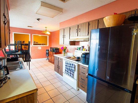 5th image of 148 Fir St