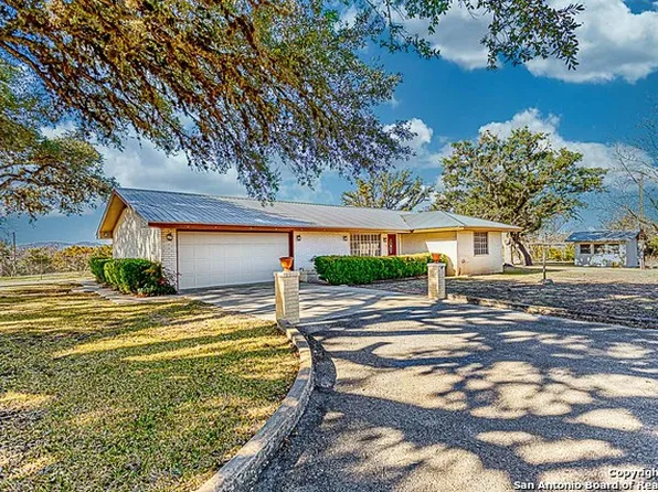 141 Happy Hollow Trl, Bandera, TX 78003