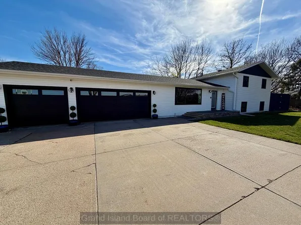 3329 Primrose Dr, Grand Island, NE 68801