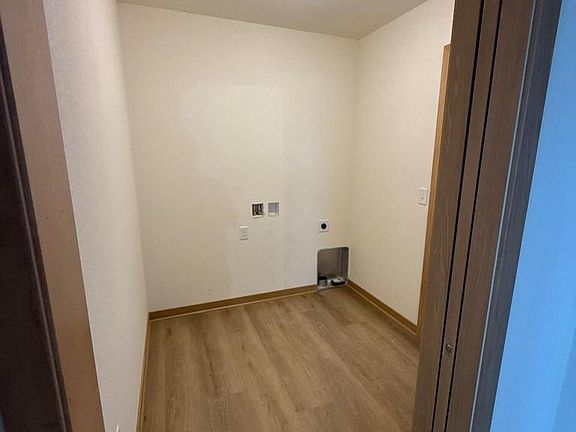 4th image of 1313 Peony PLACE