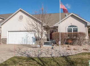 901 Willow Cir, Dakota Dunes, SD 57049