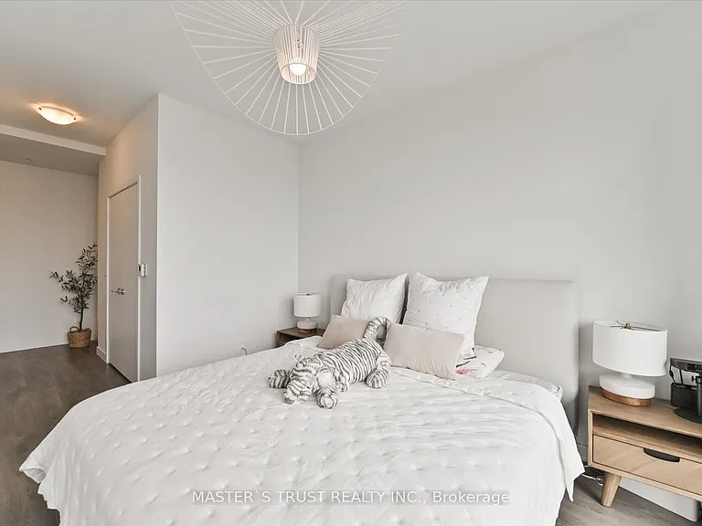 8 Eglinton Ave E #Penthouse 5801 — Photo 20