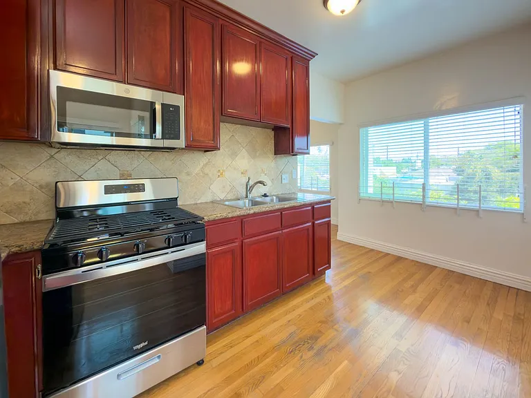 719 N Madison Ave — Photo 6