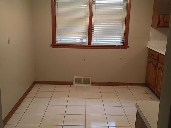3rd image of 820 Jordan Pl