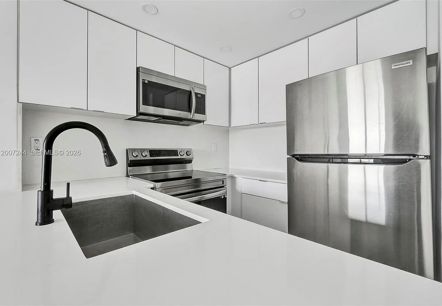 2 bed, 1.0 bath, $2,350 — Photo 2