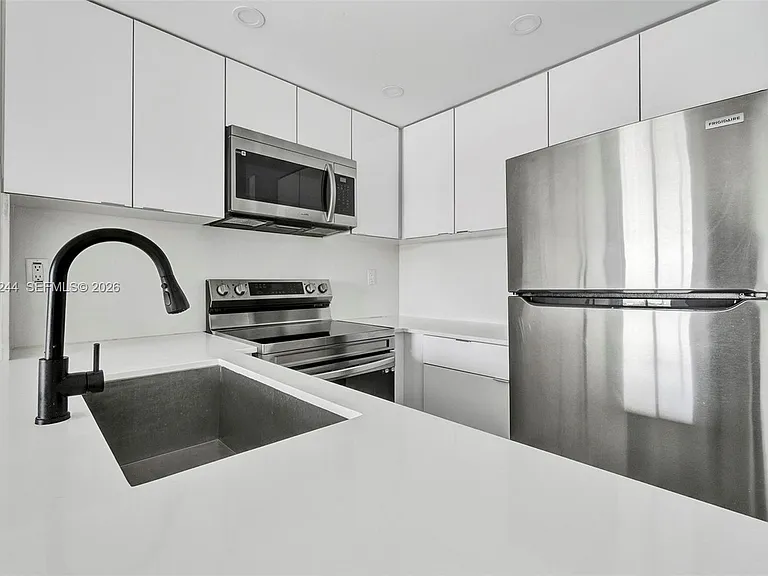 620 SW 10th St #301 — Photo 4