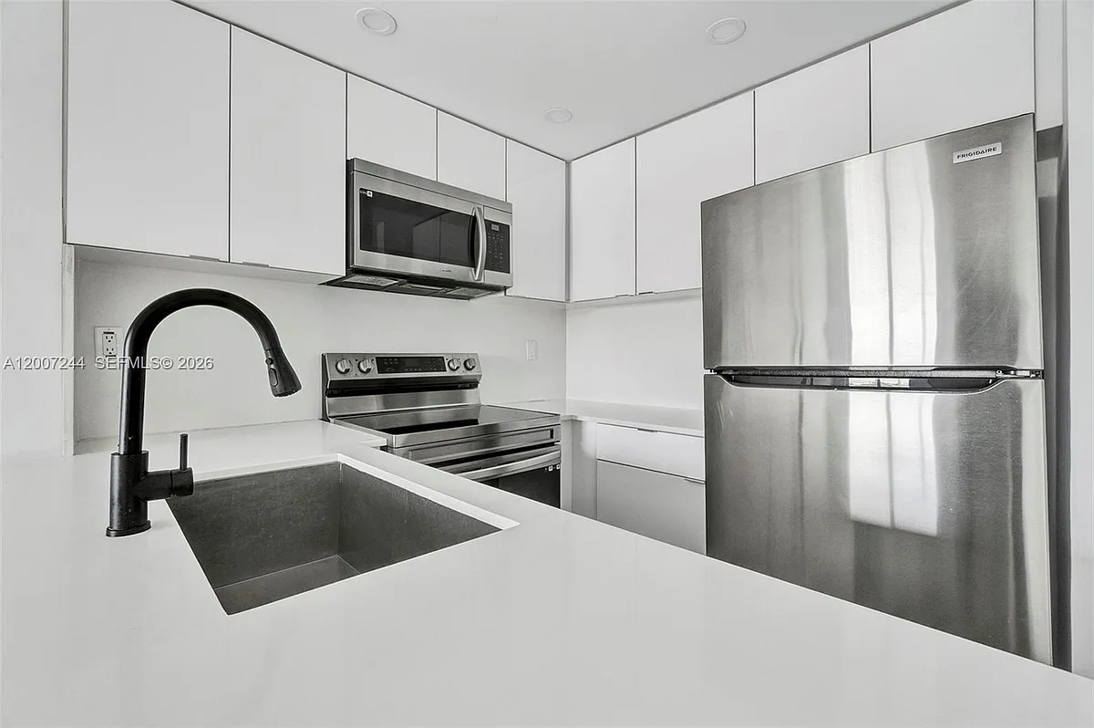 Building Photo - 620 SW 10th St #301