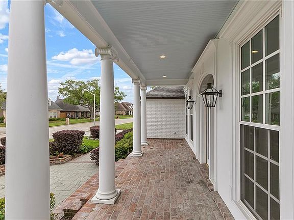 5th image of 38 Oak Alley Blvd