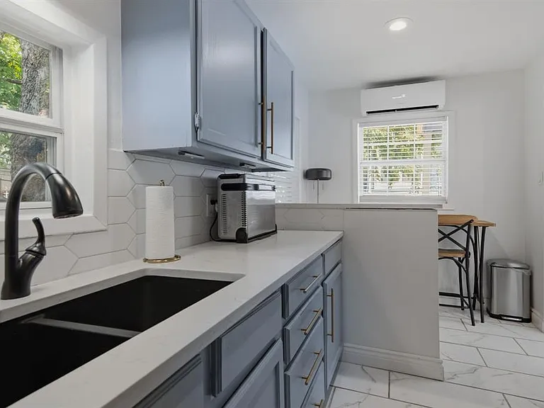 908 Haskell St — Photo 13