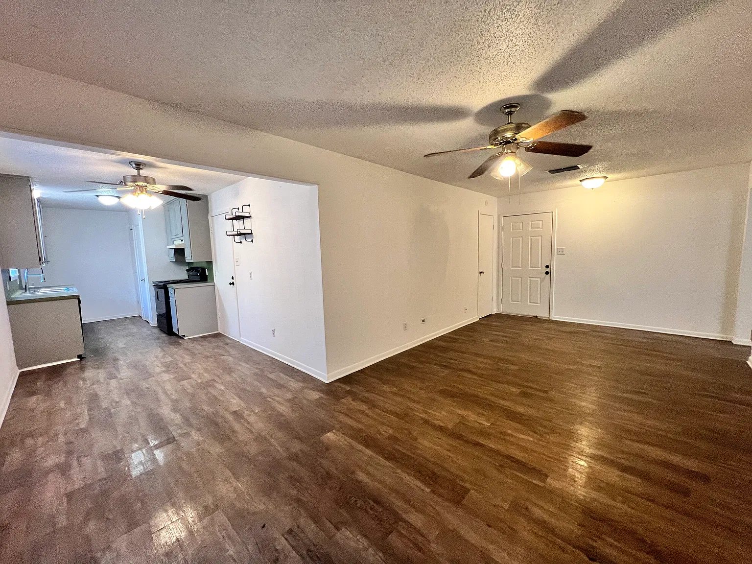 3 bed, 1.5 bath, 1279 sqft, $1,585 — Photo 3