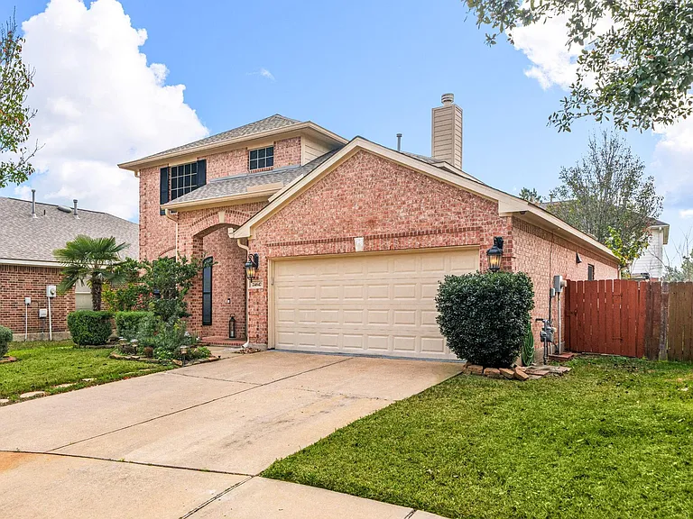 24647 Hampton Lakes Dr — Photo 2