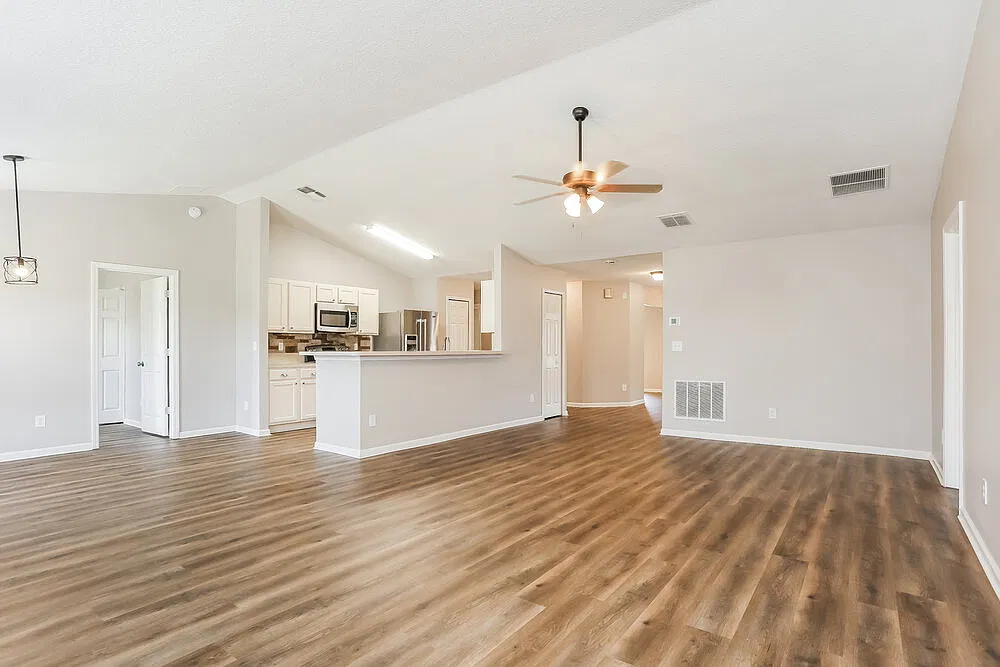 4 bed, 2.0 bath, 2215 sqft, $3,200 — Photo 4