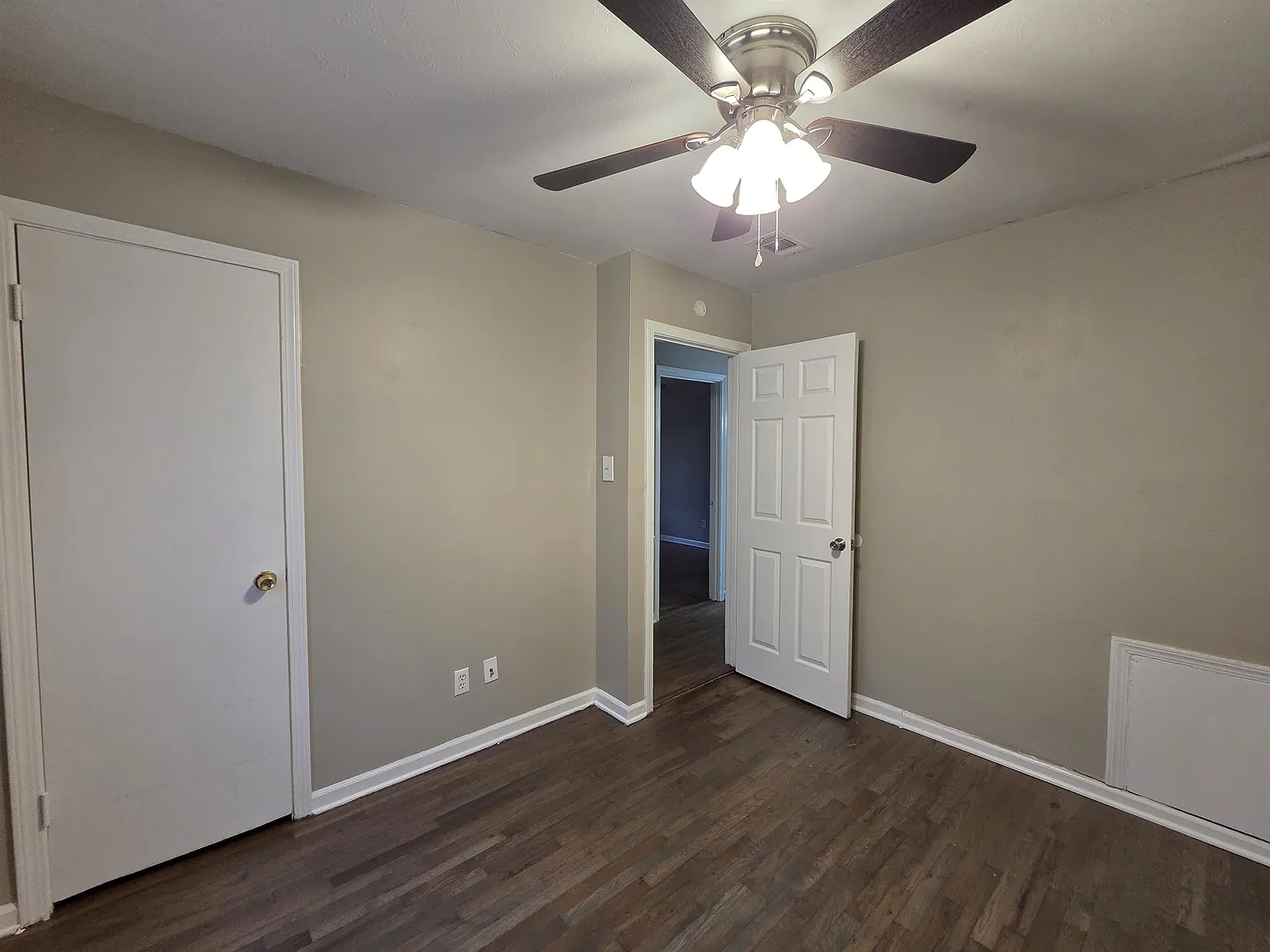 3 bed, 1.0 bath, 864 sqft, $995 — Photo 4