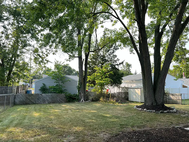 65 Cedar Ave N — Photo 5