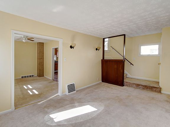 Spacious living room 