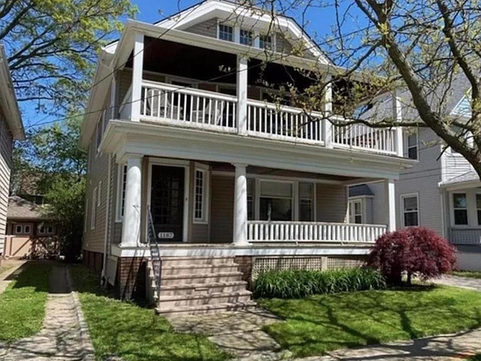 Just 3 blocks from Lakewood park!