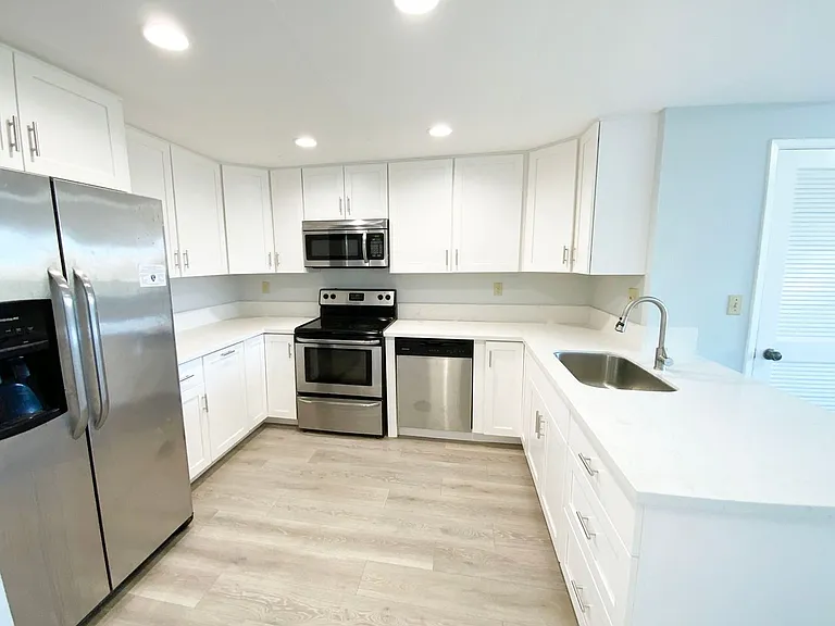 80 Kingston Ct W — Photo 14
