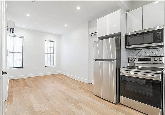 2nd image of 1114 Putnam Ave #2R