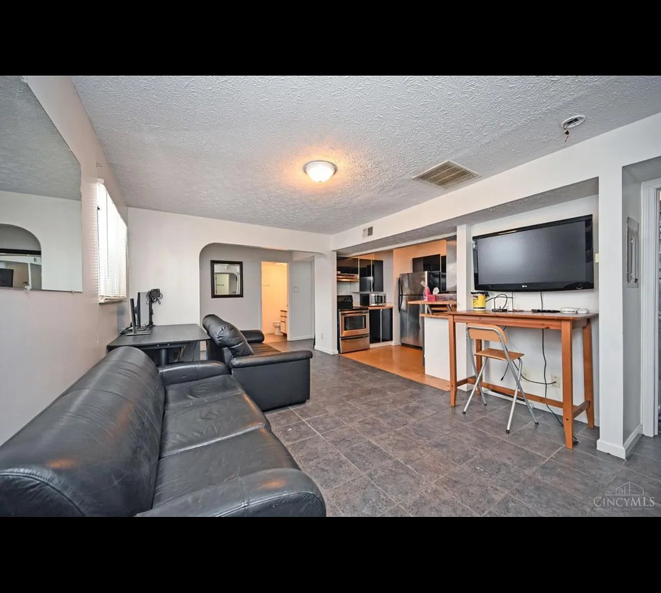 111 W Sycamore St — Photo 4