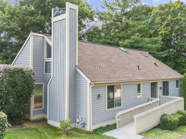 627 W Lyon Farm Dr, Greenwich, CT 06831