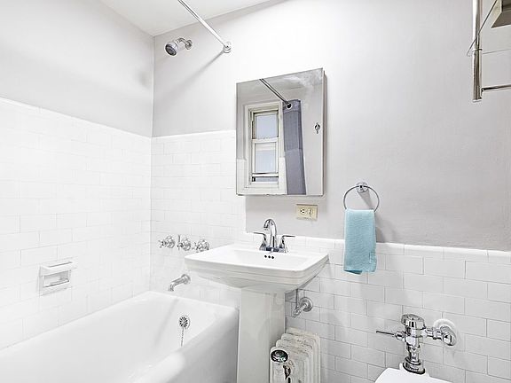 5th image of 321 E 43rd St APT 715