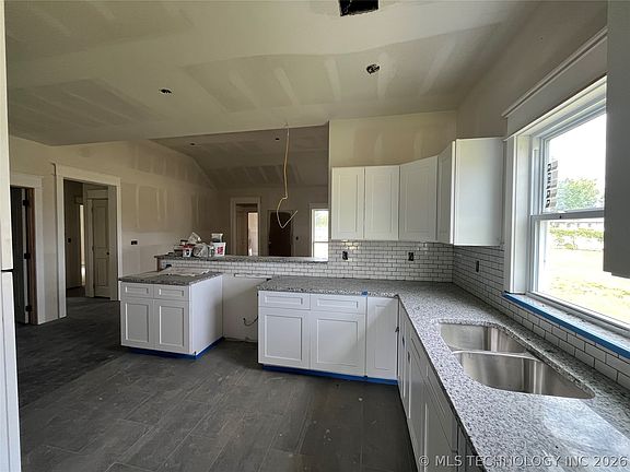 4th image of 2916 N Lewis Ave
