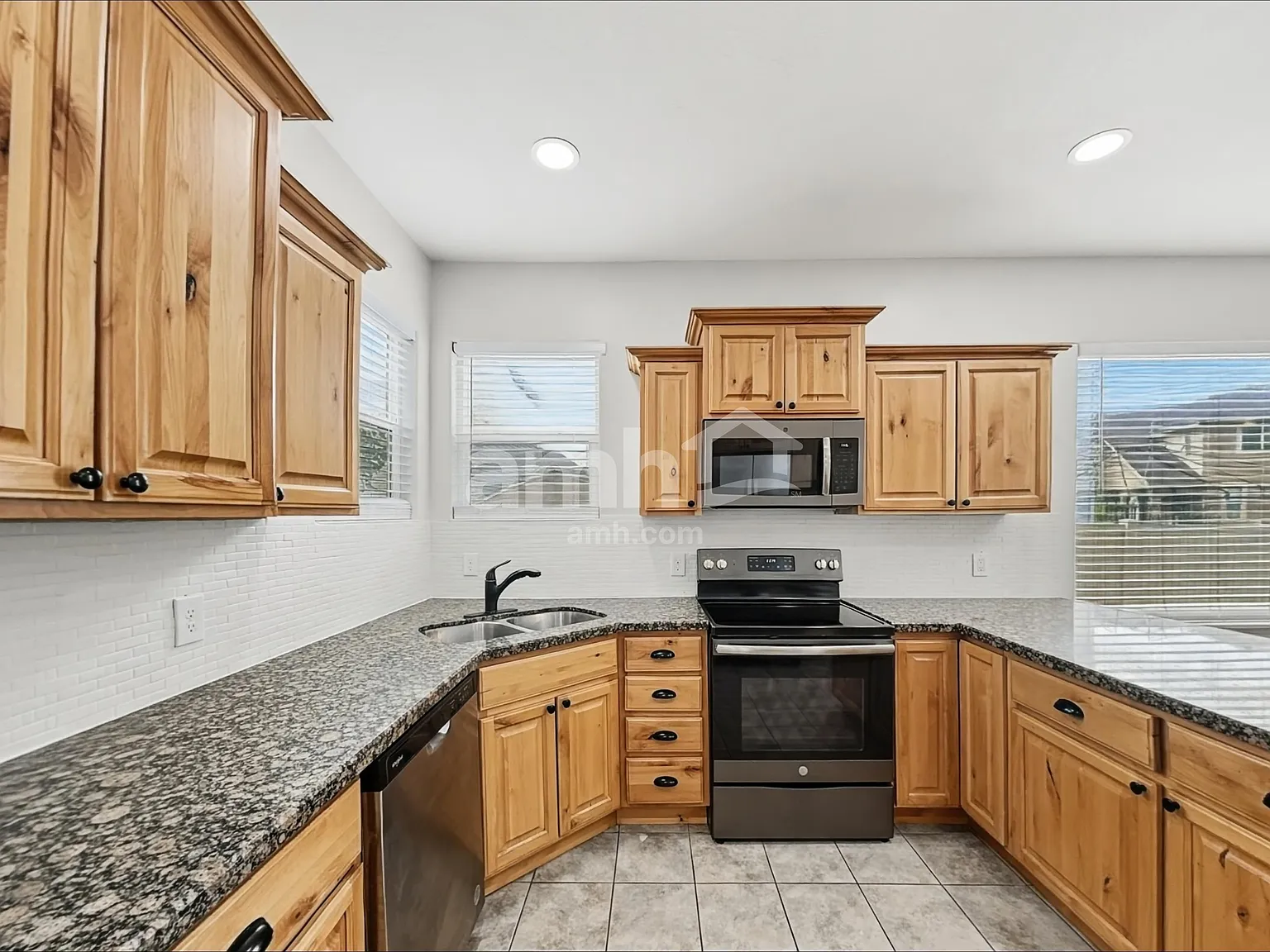 4 bed, 3.5 bath, 2735 sqft, $2,555 — Photo 4
