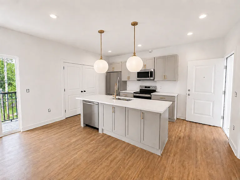365 W Butler Ave — Photo 3