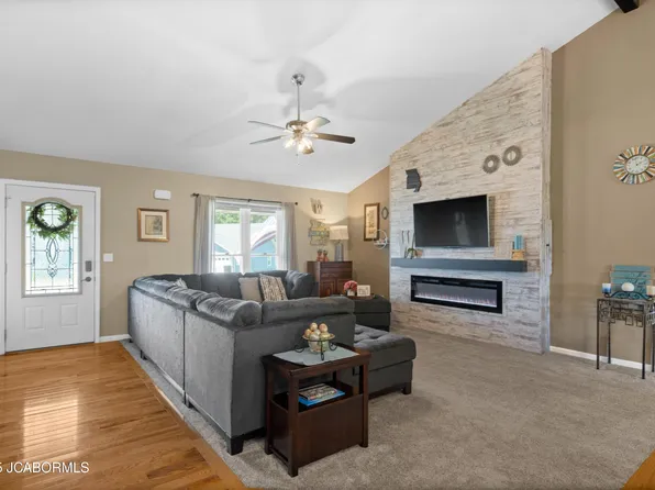 185 Lindenwood Pl, Holts Summit, MO 65043