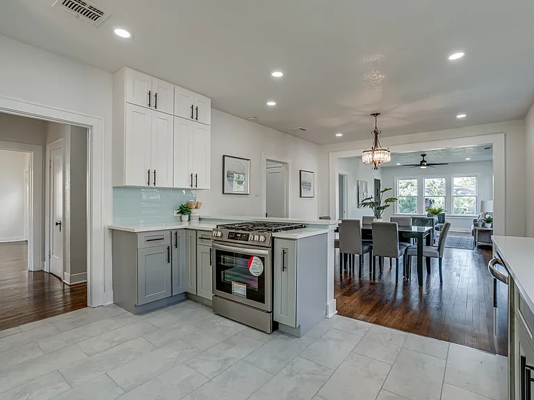 2035 W Summit Ave — Photo 13