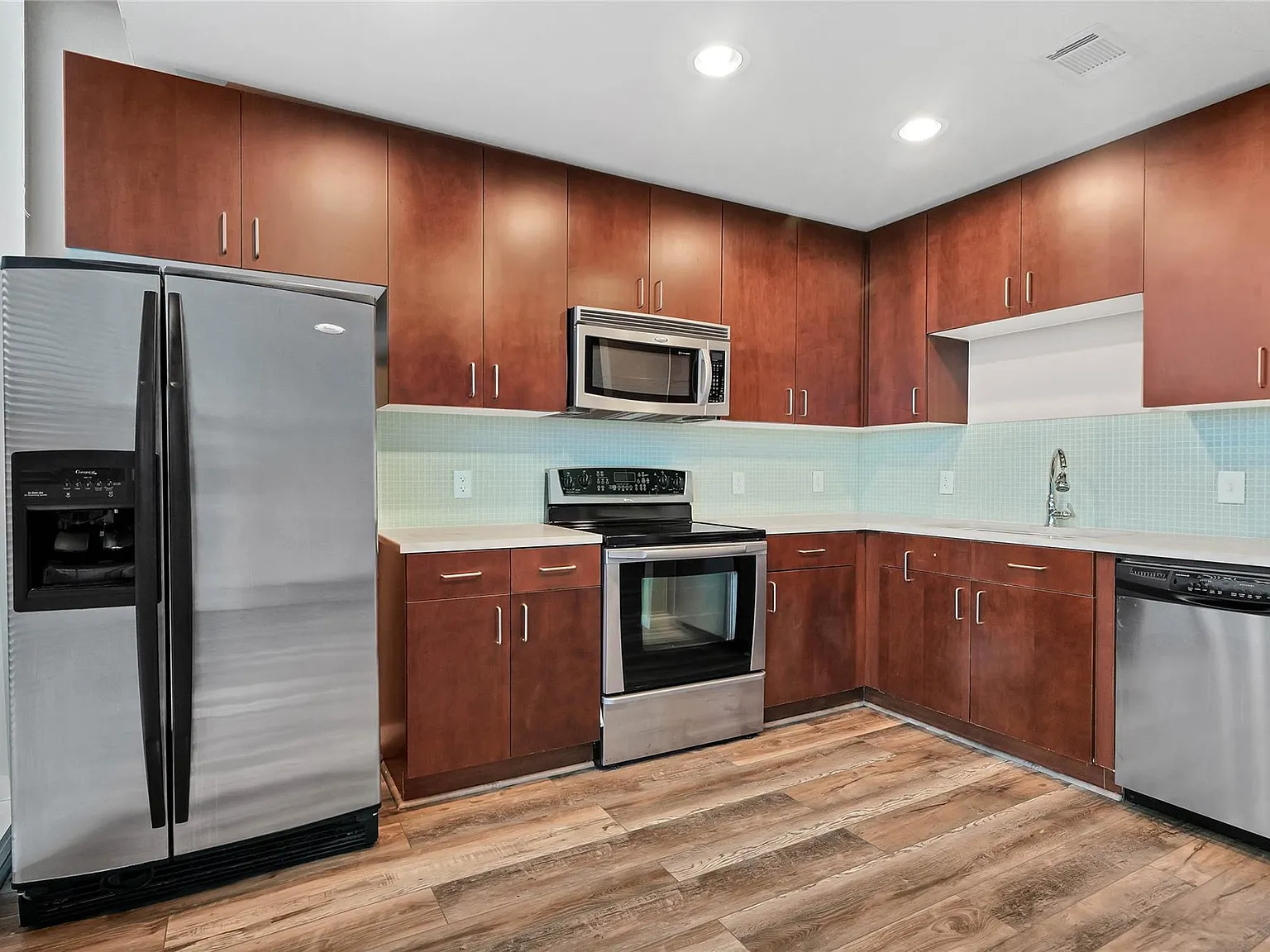 1 bed, 1.0 bath, 748 sqft, $1,950 — Photo 3