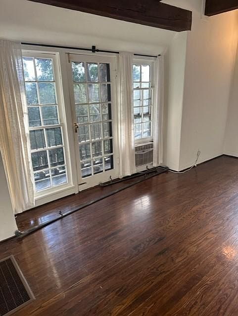 Charming, glass, doors and windows, which you lead to the balcony and gives the living room an extra amount of light.