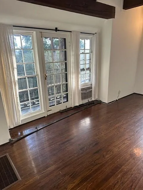 Charming, glass, doors and windows, which you lead to the balcony and gives the living room an extra amount of light.