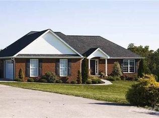 1908 Lakebrook Cir, Dandridge, TN 37725