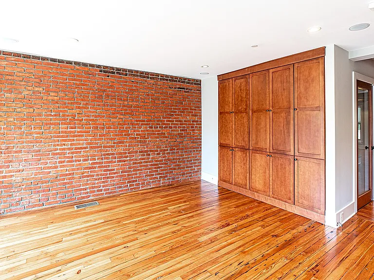 325 D St SE — Photo 21