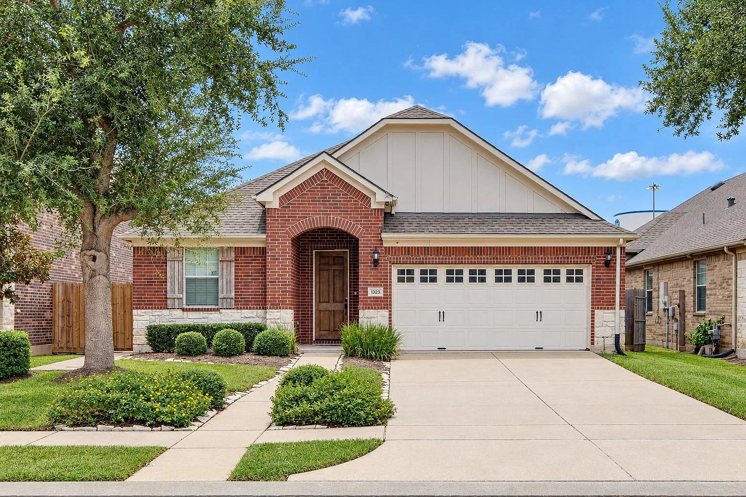 4 bed, 3.0 bath, 2716 sqft, $2,950 — Photo 1