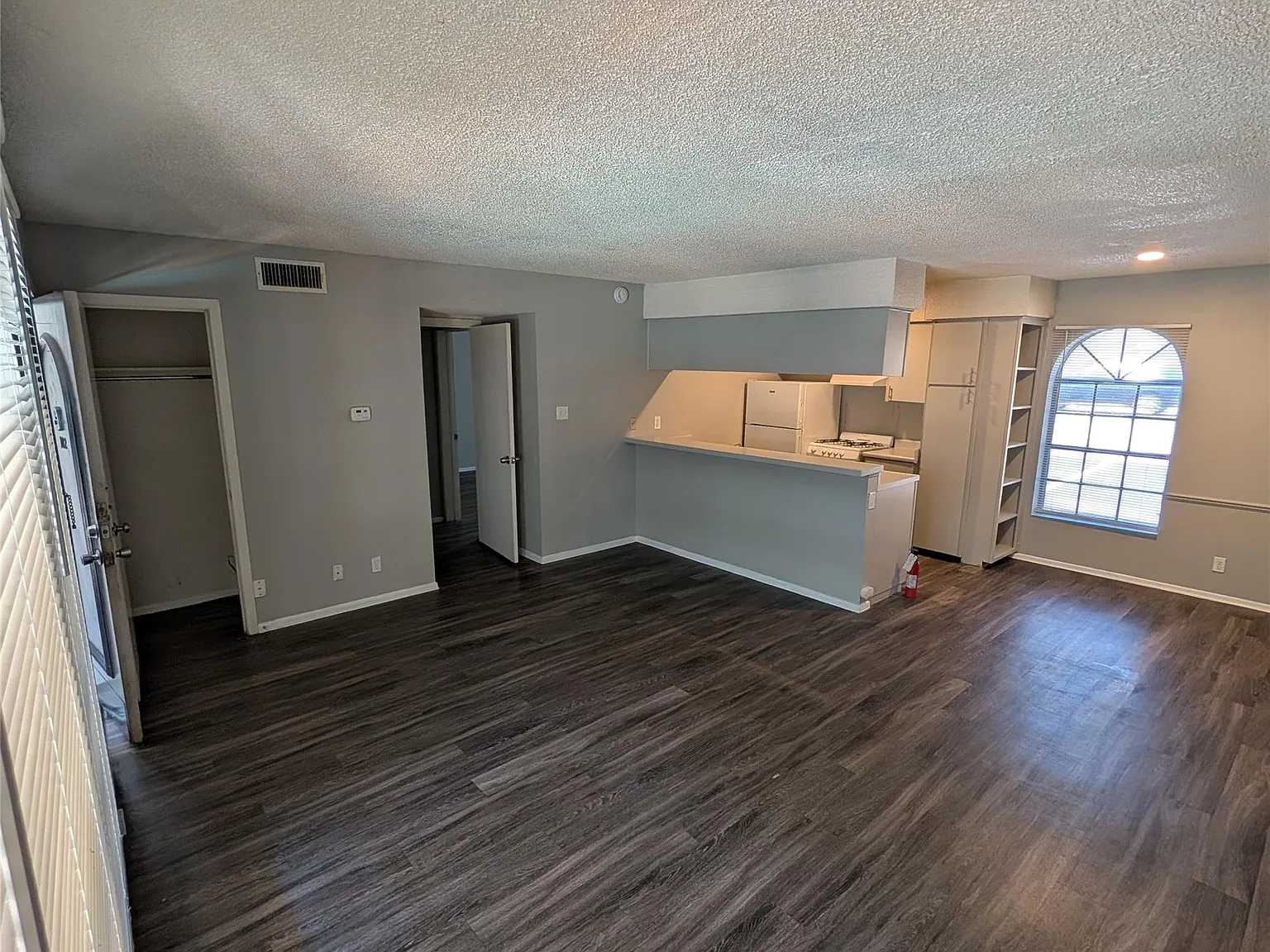 1 bed, 1.0 bath, 700 sqft, $900 — Photo 1