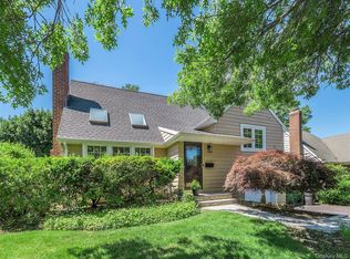 25 Andover Rd, Port Washington, NY 11050