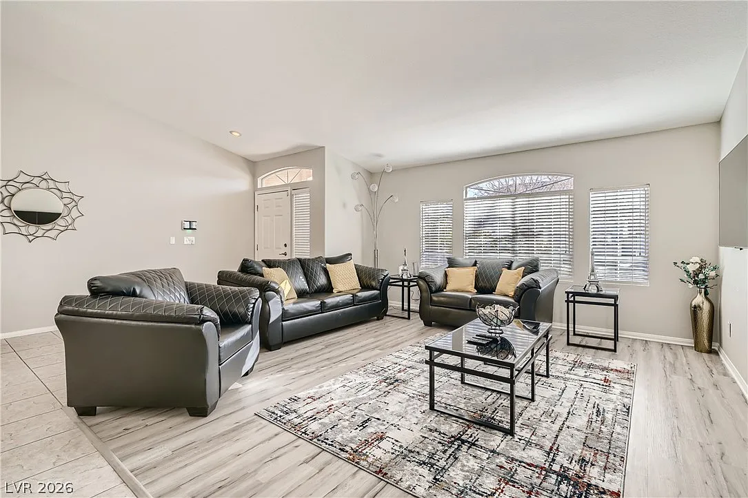 3 bed, 2.0 bath, 2176 sqft, $3,750 — Photo 3