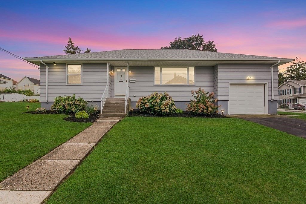 317 Dwelly St, Fall River, MA 02724 Zillow