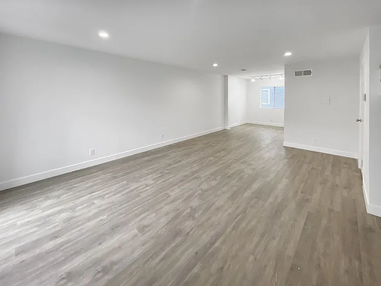 2 Bed, 2.5 Bath Townhouse Unit * North Glendale * Washer Dryer — Photo 8