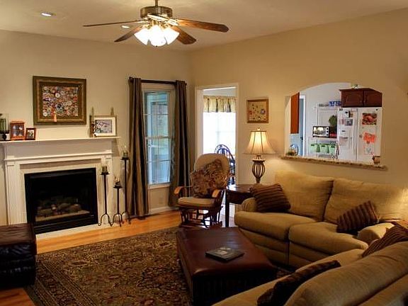 3rd image of 115 Lexington Dr