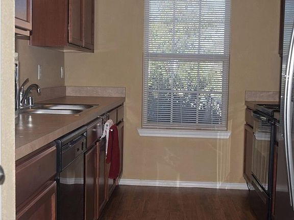4th image of 10755 Deauville Dr