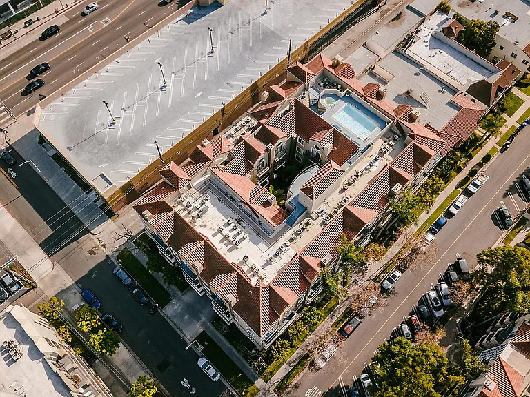 Essex Properties at Miracle Mile — Photo 6