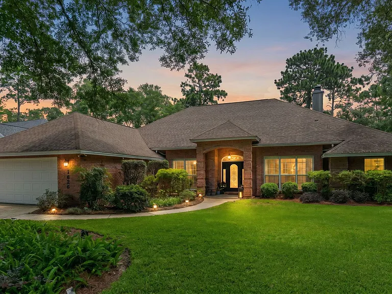 1626 Oakmont Cir — Photo 3
