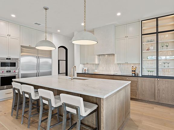 4th image of 347 Venture Blvd S